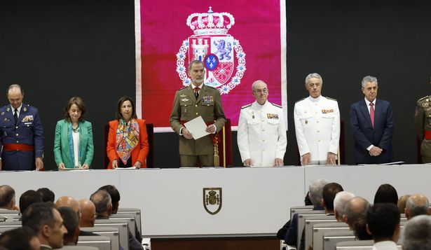 El Rey preside la entrega de diplomas a los 141 alumnos graduados en el XXV Curso de Estado Mayor de la Escuela Superior de las Fuerzas Armadas