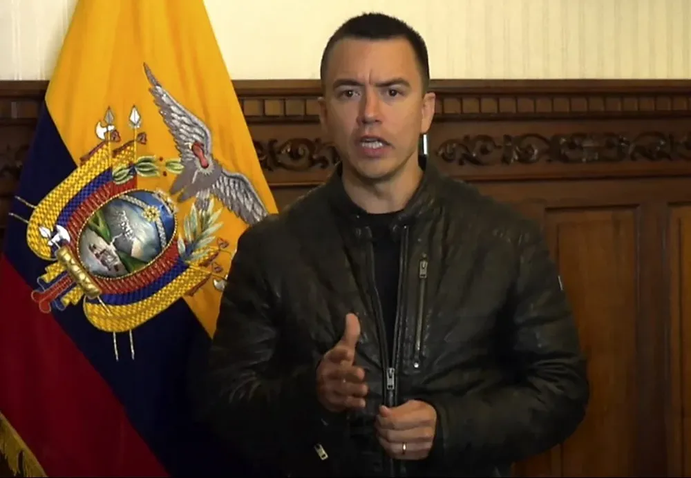 El presidente de Ecuador da una conferencia de prensa para anunciar el estado de excepción y el toque de queda tras la fuga sin violencia de Adolfo Macías de una prisión de Guayaquil.