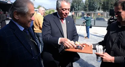 El ministro Mattos probó el asado brasileño sin hueso.