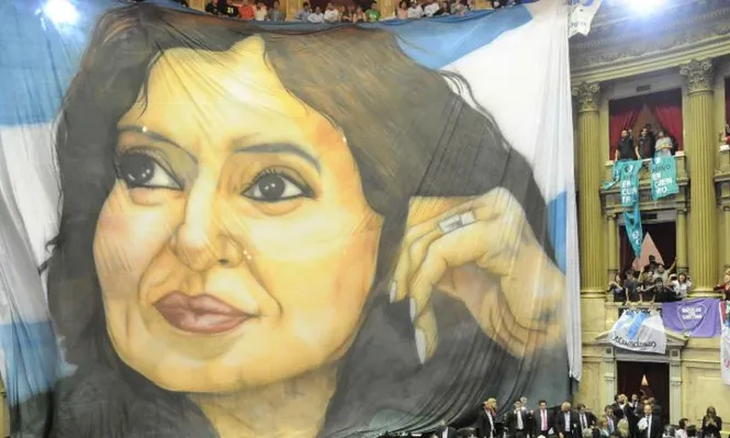 La bandera de Cristina desplegada en Diputados