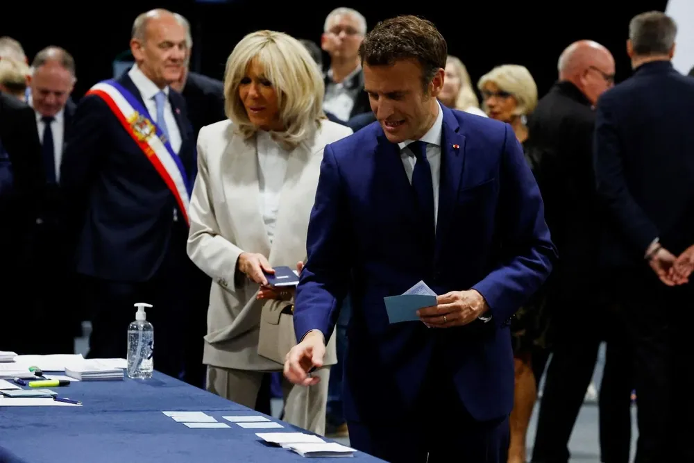 Emmanuel Macron y su esposa Brigitte Macron se preparan para emitir su voto para la segunda vuelta de las elecciones presidenciales