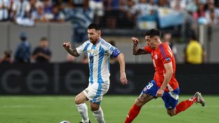 Lionel Messi de la selección de Argentina ante Rodrigo Echeverría