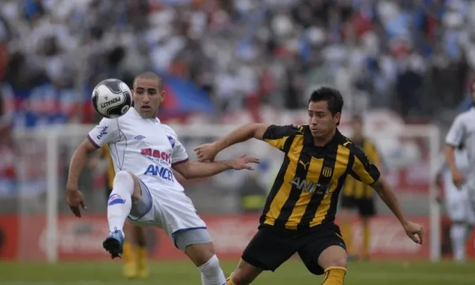 Christian Núñez y Alejandro Martinuccio en la final del Uruguayo 2009/2010