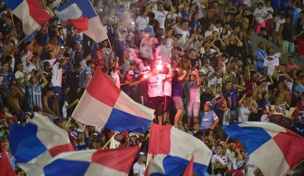 La hinchada de Nacional prendió unas pocas bengalas