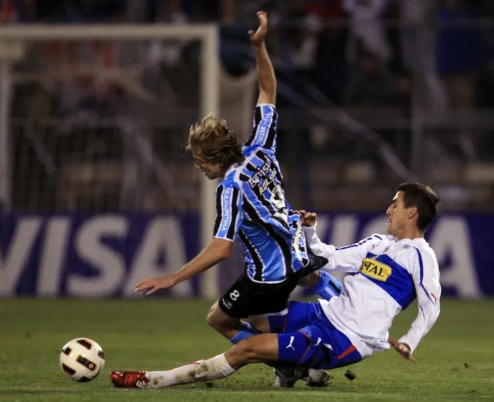 Universidad Católica selló su clasificación en Santiago ante Gremio