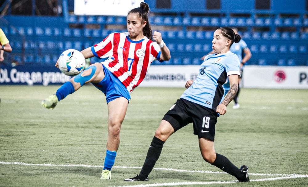 Erika Vidiella de Uruguay va a la marca de una rival de Paraguay en el Campeonato Sudamericano femenino sub 20