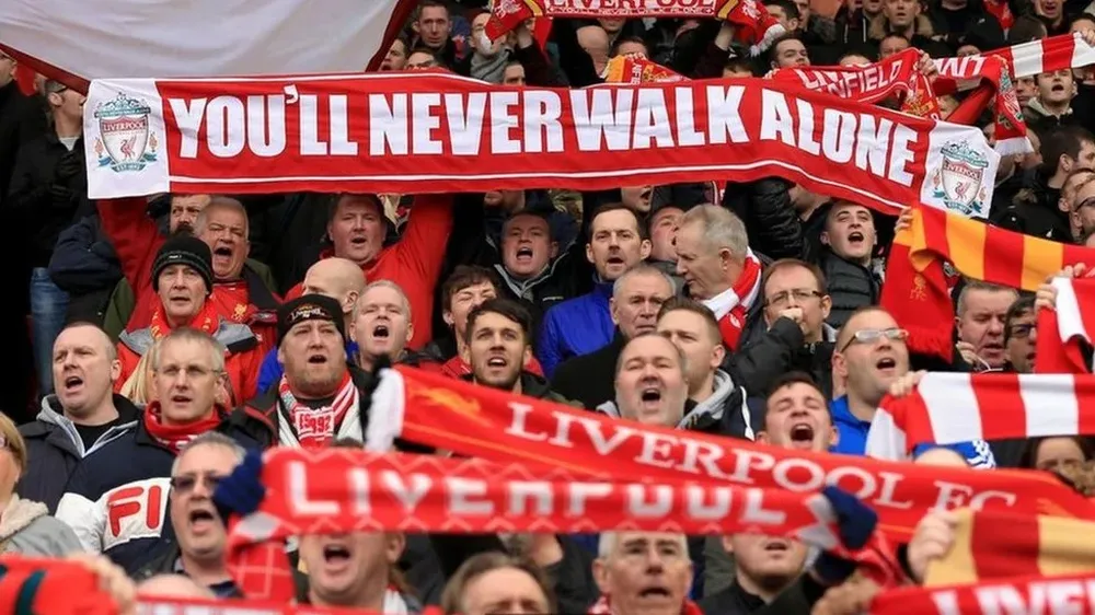 Uno de los himnos futboleros más famosos es el entonado por los fans del Liverpool FC nullYoull never walk alonenull,