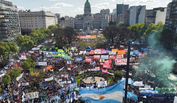 Multitudinaria marcha universitaria en rechazo al veto de Milei a la Ley de Financiamiento Universitario