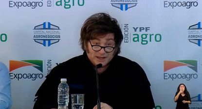En su discurso en Expoagro, Milei resaltó el “enorme trabajo” de la ministra y afirmó que “los buenos son los de azul” y que los “malos” eran los manifestantes violentos.