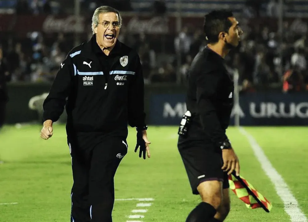 Viernes 22. Uruguay versus Paraguay. Tabárez es todo una protesta al juez de línea