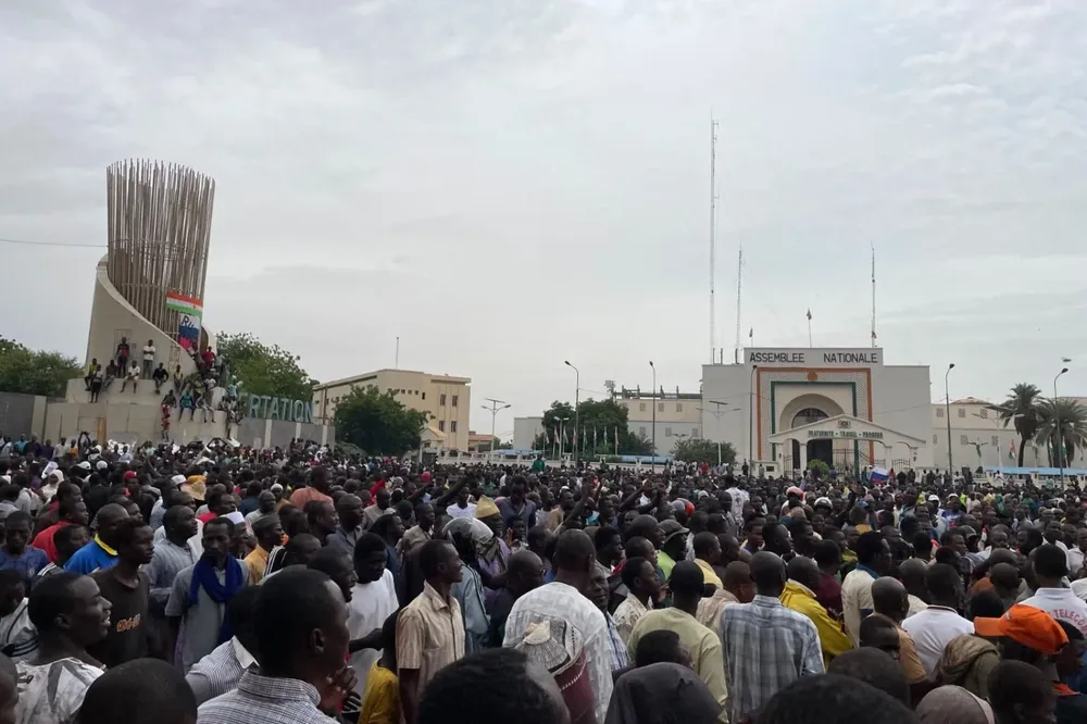 Frente al palacio legislativo de la capital, Niamey, hubo manifestaciones en apoyo del nuevo gobierno