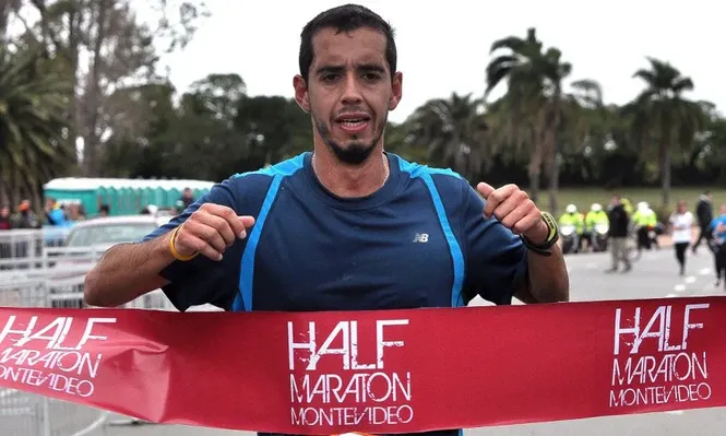 Nicolás Cuestas al ganar la Half Maraton Montevideo 2015