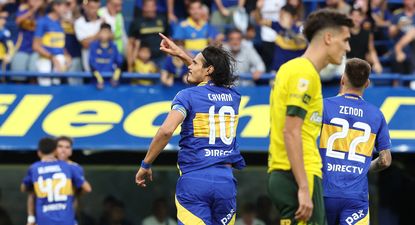 Edinson Cavani festejando un gol