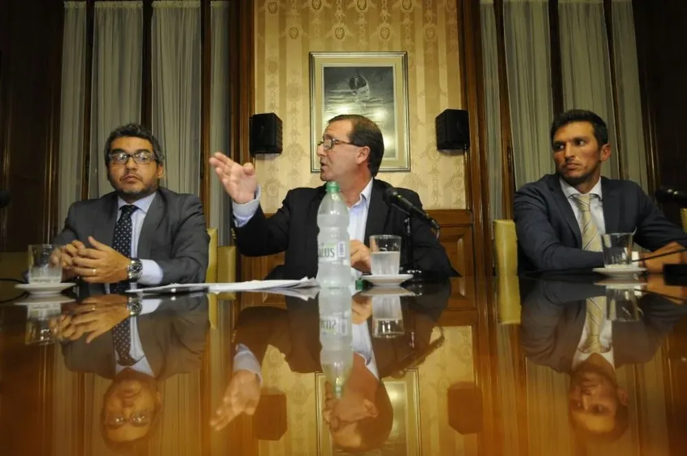 De León en conferencia de prensa con sus abogados 