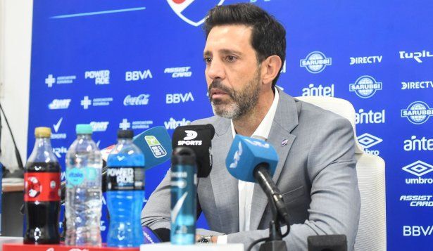 Jorge Bava en su presentación en Nacional junto a su cuerpo técnico
