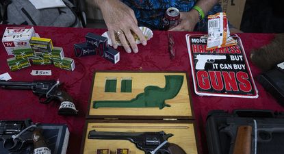 La mayoría en EEUU está a favor de controles sensatos para reducir la violencia armada, dice ex congresista que busca regular acceso a armas