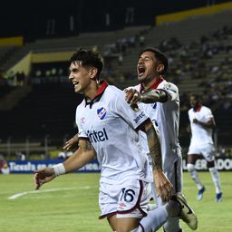Alexis Castro celebra su gol para Nacional ante Deportivo Táchira