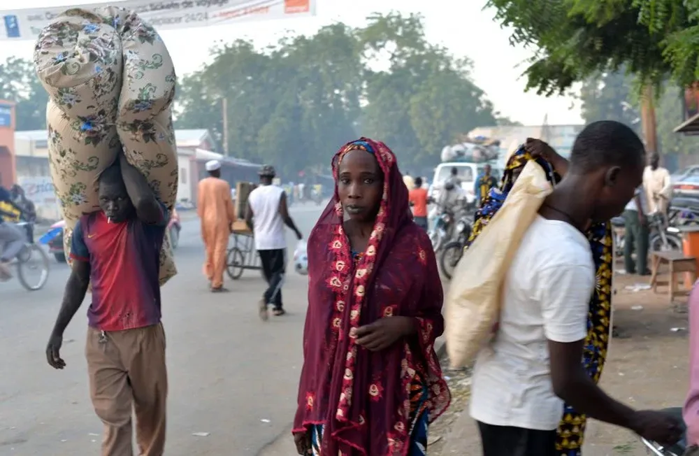 Gente caminando por la calle principal de Maroua, al norte de Camerún, ciudad que sufrió dos atentados suicidas en julio de 2015.