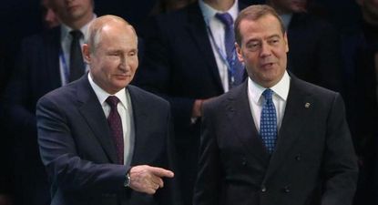 El expresidente ruso Dmitri Medvédev (derecha) se ha enfrentado a Donald Trump en las redes sociales en los últimos días.