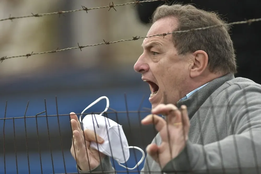 Álvaro Queijo vibrando en un partido de Peñarol