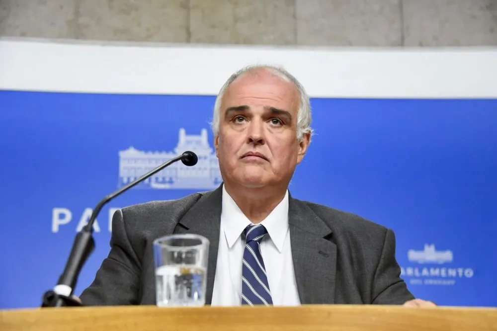 Gustavo Penadés durante la declaración que brindó a la prensa en el Parlamento