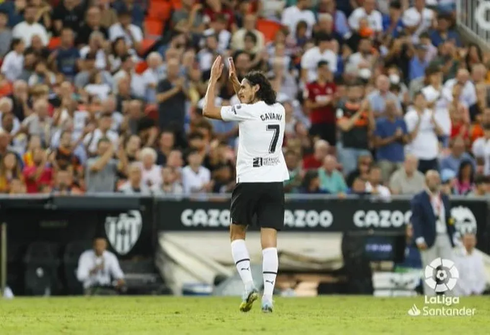 Edinson Cavani se fue aplaudido de Mestalla en su debut con la camiseta de Valencia