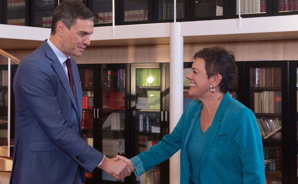 Pedro Sánchez estrecha la mano a la portavoz de Bildu en el Congreso de los Diputados, Mertxe Aizpurua