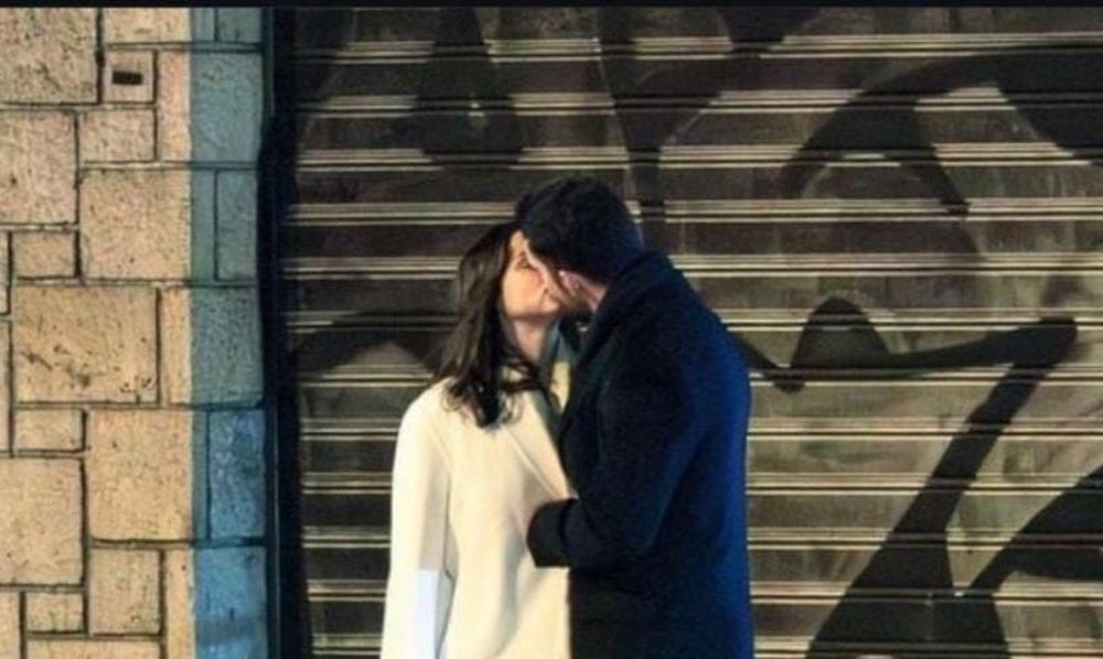 El beso de Ana de Armas y Manuel Anido.