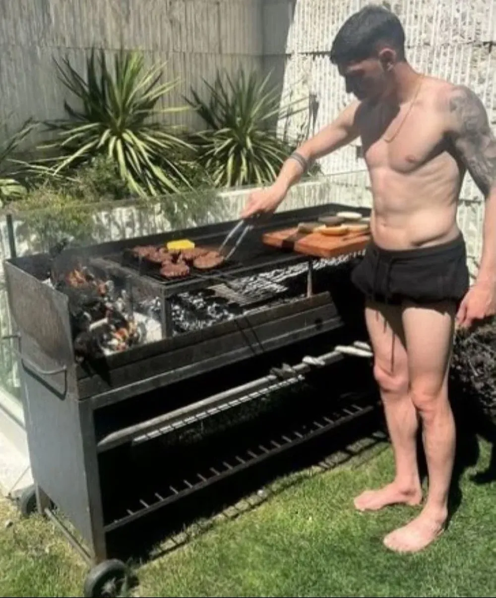Federico Valverde hizo las veces de asador en su casa este domingo