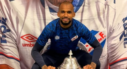 Luis Mejía con la copa Juan Izquierdo en Los Céspedes