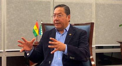 Luis Arce defiende su gestión económica pese a la falta de dólares en la economía.