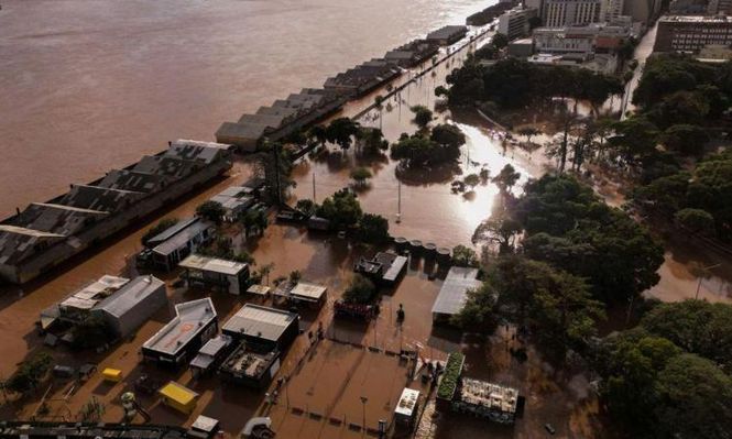 Vista aérea de la zona portuaria inundada de Porto Alegre en Brasil