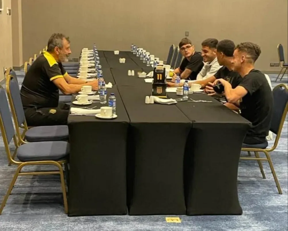 Walter Olivera les dio una charla íntima a los juveniles de Peñarol este martes en Colombia