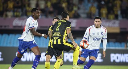 Gonzalo Carneiro y Maximiliano Gómez de Nacional, ante Lucas Ferreira de Peñarol