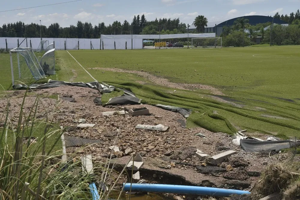 Así quedó la cancha de césped sintético en enero 2022