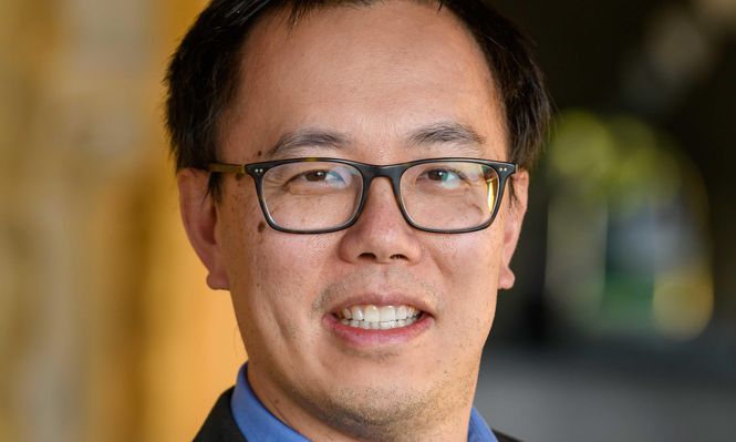 El profesor Bryant Lin se transformó en un paciente para sus alumnos de medicina de la Universidad de Stanford.