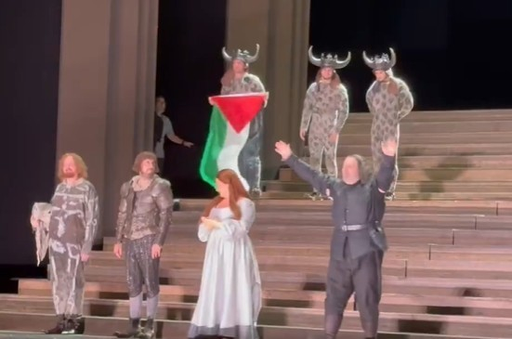 Uno de los artistas de Il Trovatore exhibe una bandera de Palestina en el saludo final.
