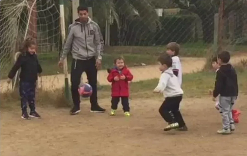 Luis Suárez jugando con los niños