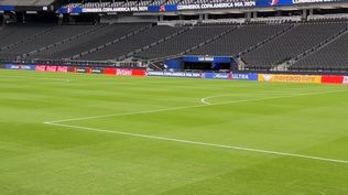 El piso del Allegiant Stadium, donde la selección de Uruguay enfrenta a Brasil