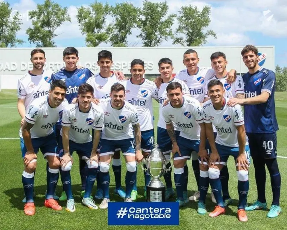 Arriba, Monzeglio, I. Suárez, Laborda, Chagas, Sánchez, Fagúndez, Carballo y Bernatene. Abajo, L. Suárez, Ramírez, Trezza, Trasante y Lozano Arriba, Monzeglio, I. Suárez, Laborda, Chagas, Sánchez, Fagúndez, Carballo y Bernatene. Abajo, L. Suárez, Ramírez, Trezza, Trasante y Lozano