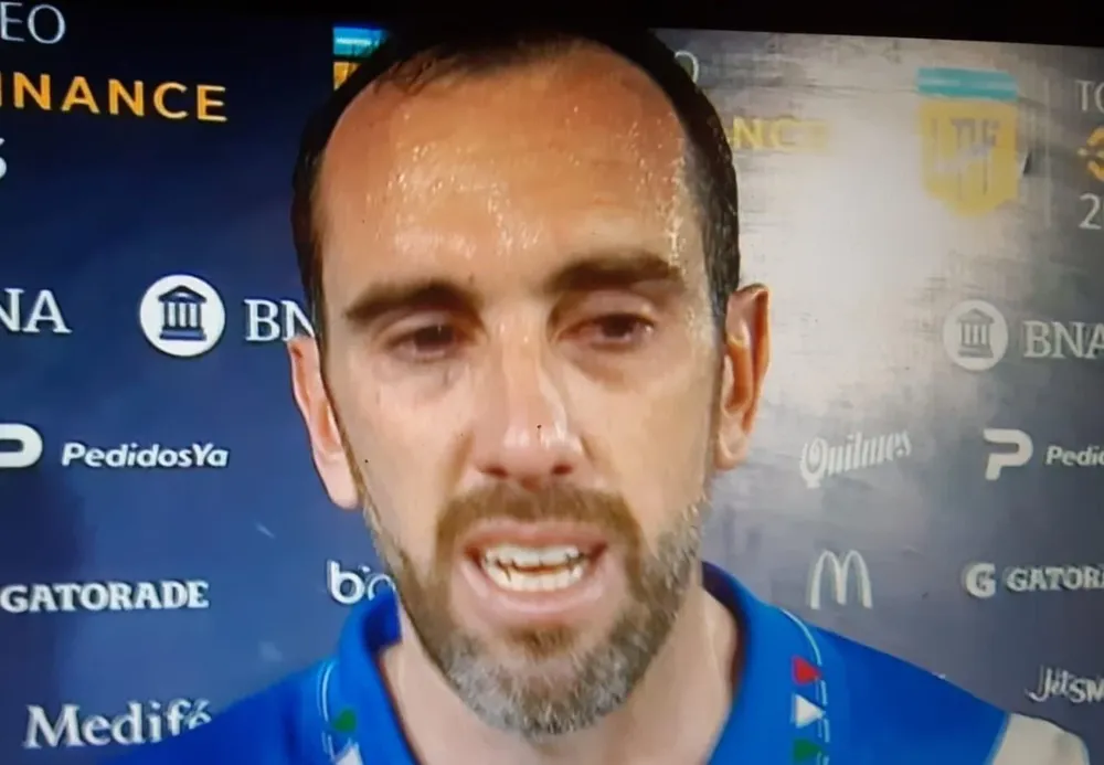 Godín salió lesionado ni bien empezó el partido