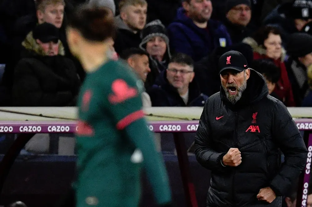 Jürgen Klopp le habla con todo a Darwin Núñez en pleno partido entre Liverpool y Aston Villa