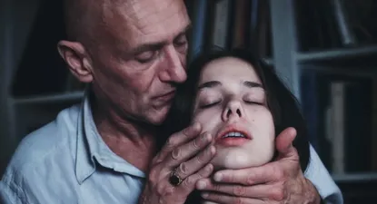 Imagen de la película protagonizada por Kim Higelin, como Vanessa Springora, y Jean Paul-Rouve, como Gabriel Matzneff.