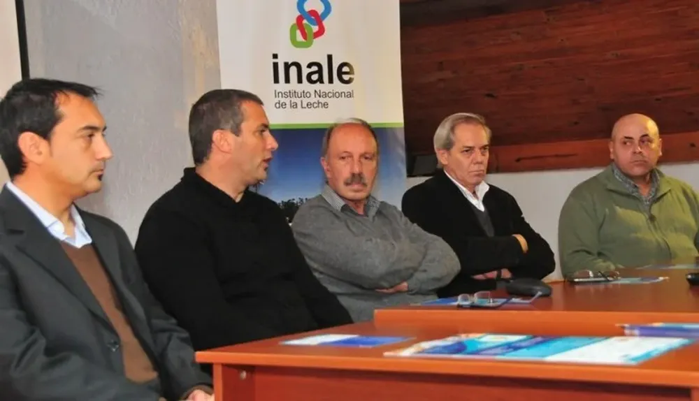 Mesa encabezada por el presidente de Inale, Ricardo de Izaguirre, en la presentación de congreso de pymes lácteas