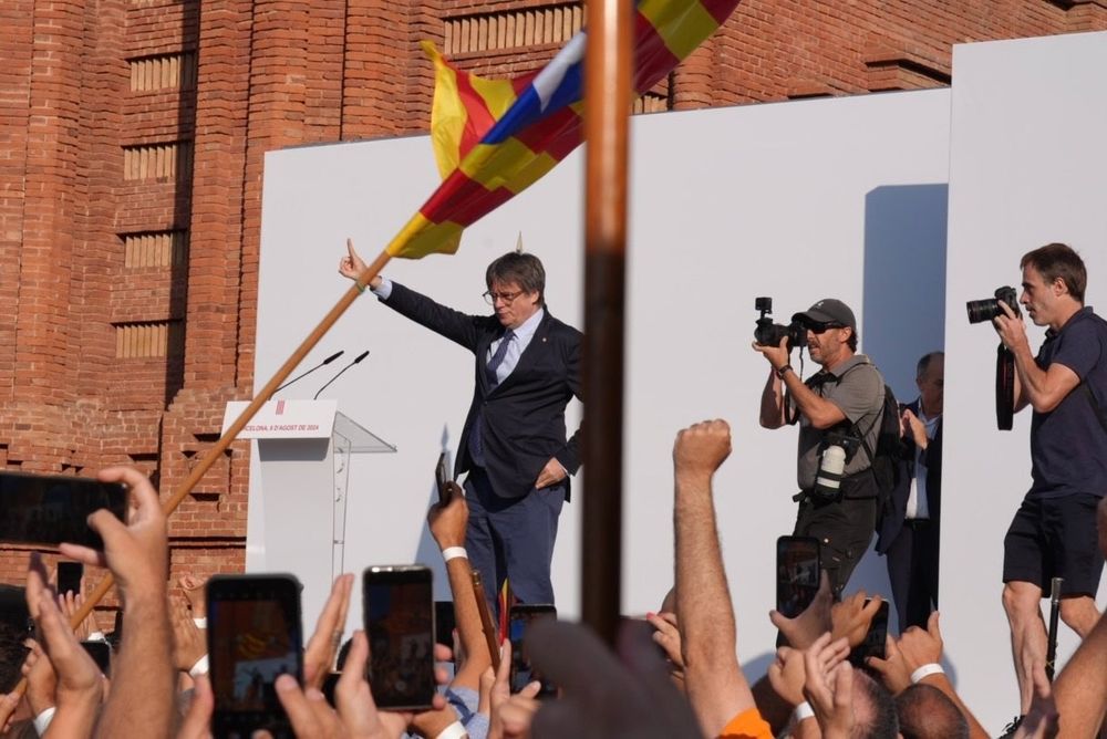 Carles Puigdemont en el mitin en el paseo Lluís Companys, en Barcelona. EUROPA PRESS