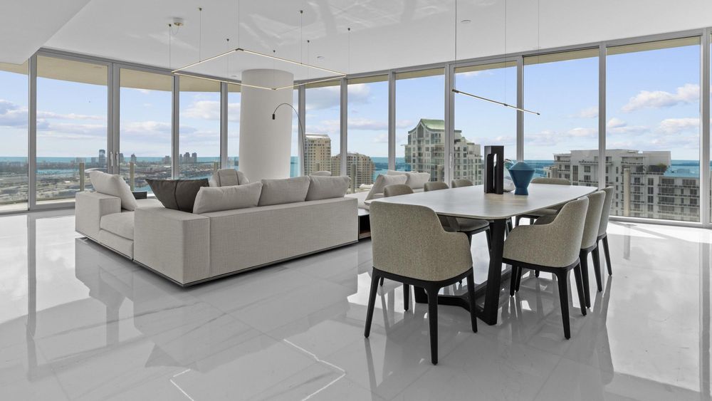 La torre residencial de Aston Martin en Miami se inauguró en 2024.