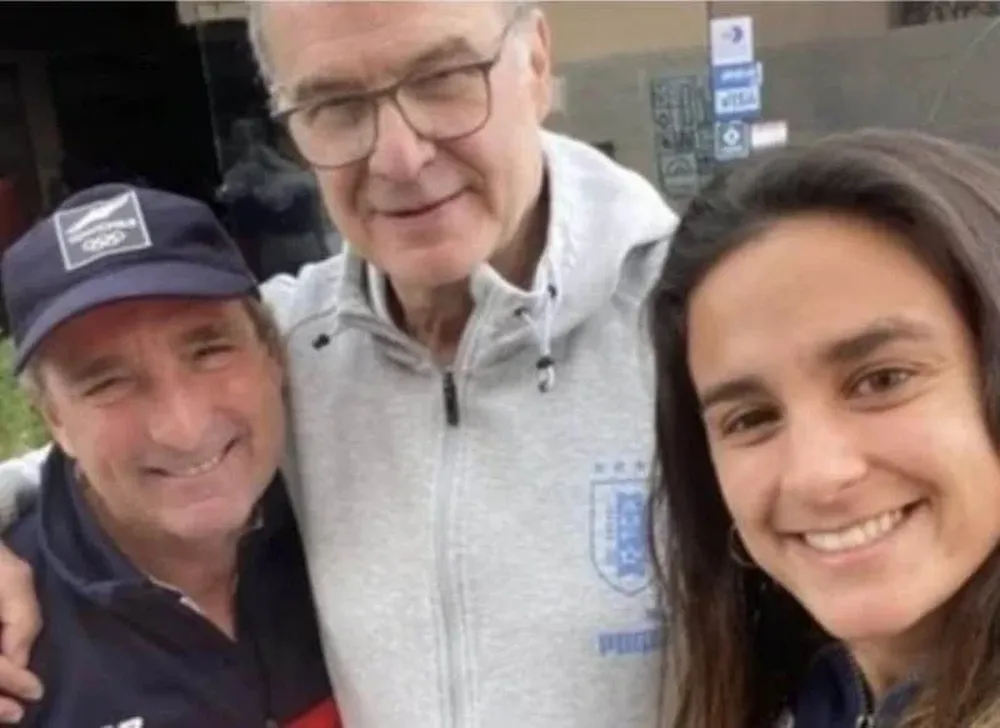 Marcelo Bielsa y Sergio Vigil en la visita del DT uruguayo a las jugadoras de la selección chilena de hockey sobre césped