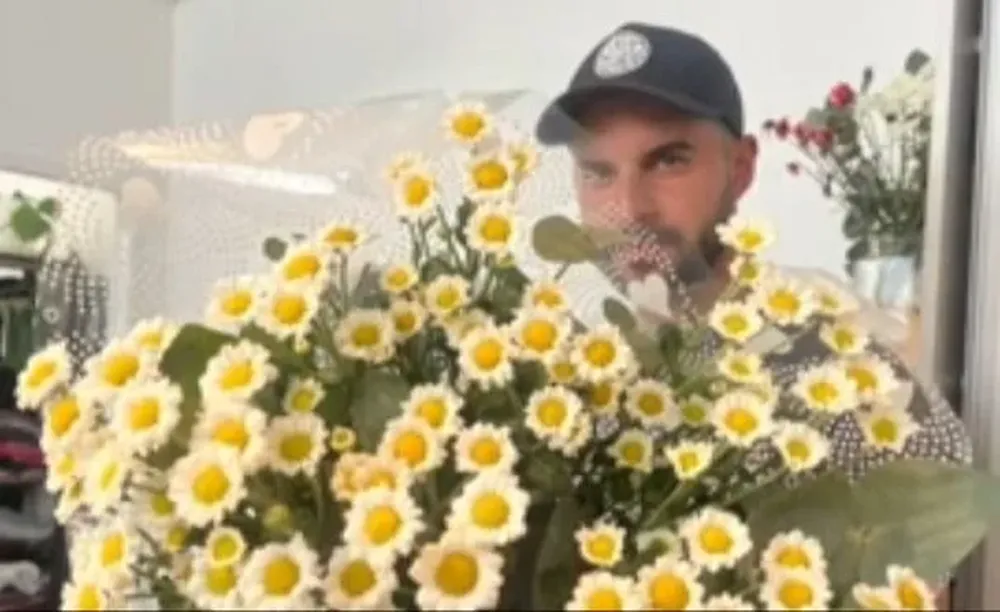 El dulce gesto de un joven que ayudó a una anciana y se hizo viral en Tiktok