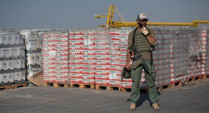 Cajas de alimentos en Kerem&nbsp; Shalom bajo custodia. EFE