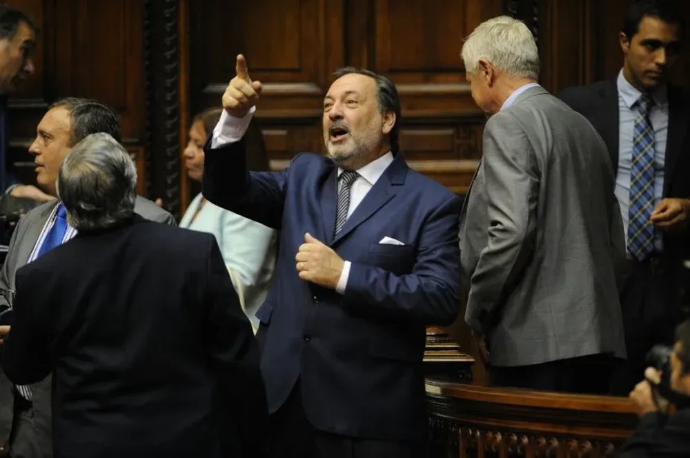 Jorge Gandini conversa con el presidente saliente de la Cámara de Diputados, José Carlos Mahía.